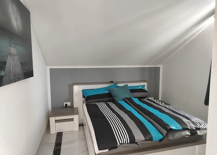 Eva Close To The * Grebastica