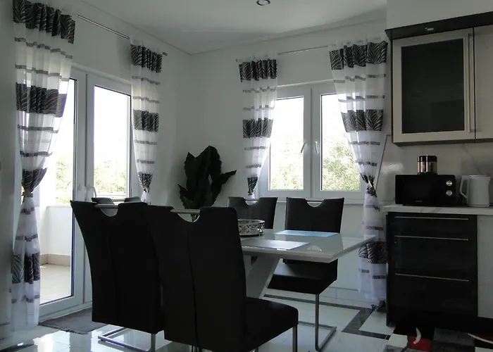 Eva Close To The Apartamento